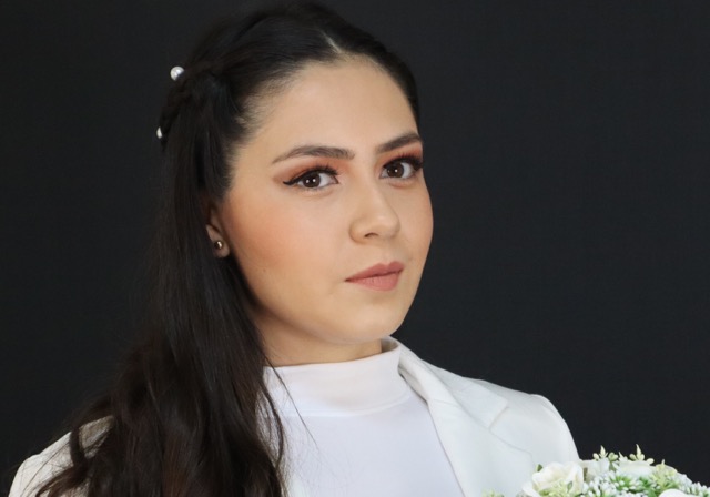 Aplicación de maquillaje en modelo, clase práctica Maquillaje Social