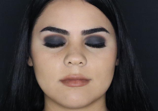 Alumna aplicando maquillaje cut crease, curso presencial Santiago